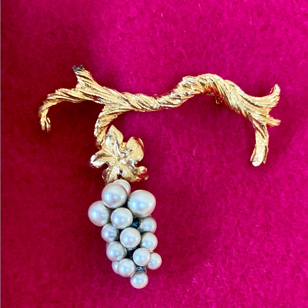 Gold Vintage Grape Brooch with Textured Leaf